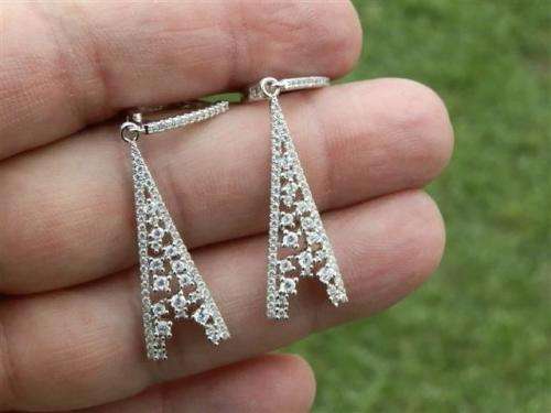 Pretty solid sterling silver earrings - weight 5.11 g.