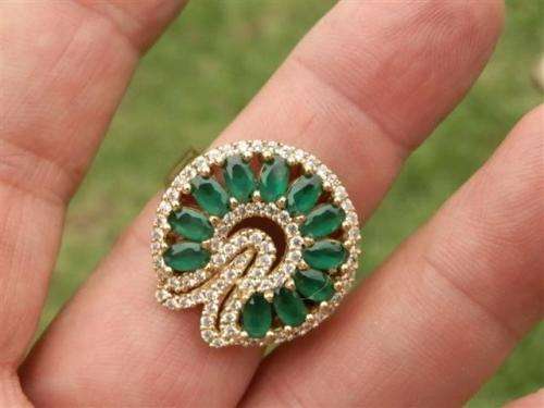 Sparkling sterling silver emerald ring - weight 7.71 g.