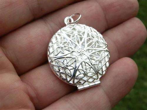 Shinny solid sterling silver locket pendant - weight 4.67 g.