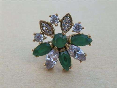 Sparkling sterling silver emerald ring - weight 7.98 g.