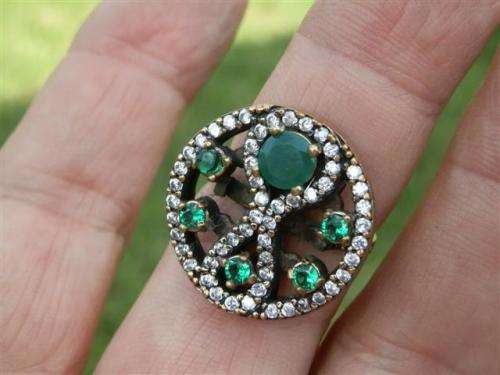 Lovely sterling silver emerald ring - weight 7.30 g.