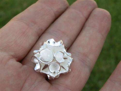 Elegant solid sterling silver pendant - weight 5.21 g.