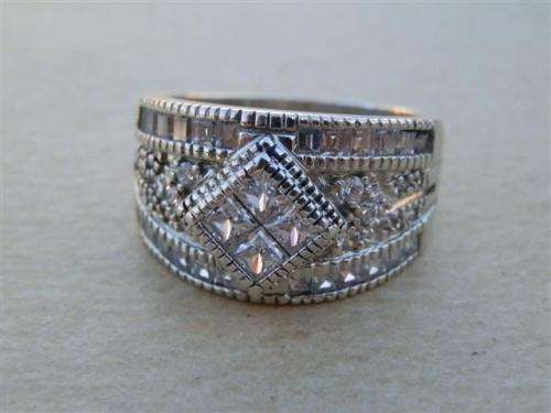 Sparkling solid sterling silver ring - weight 7 g.