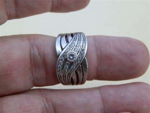 Fabulous solid sterling silver ring - weight 6.19 g.