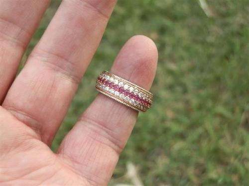 Alluring sterling silver ruby ring - weight 4.44 g.