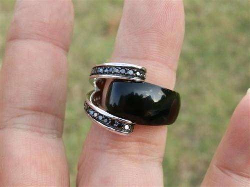 Fantastic solid sterling silver onyx ring - weight 10.70 g.