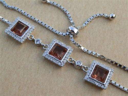 Awesome solid sterling silver color changing Zultanite bracelet - weight 7.34 g.