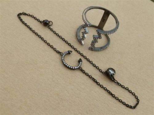 Eye catching sterling silver ring and bracelet combo - weight 5.22 g.