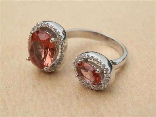 Striking solid sterling silver color changing Zultanite ring - weight 4.6 g.