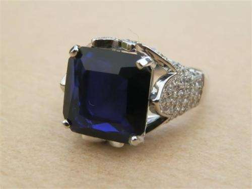 Elegant solid sterling silver ring - weight 6.04 g.