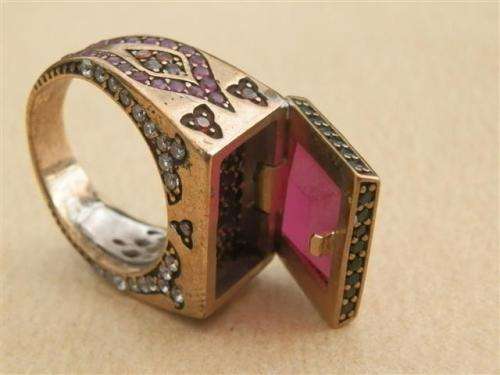 Fascinating sterling silver ruby ring with secret compartment - weight 11.66 g.