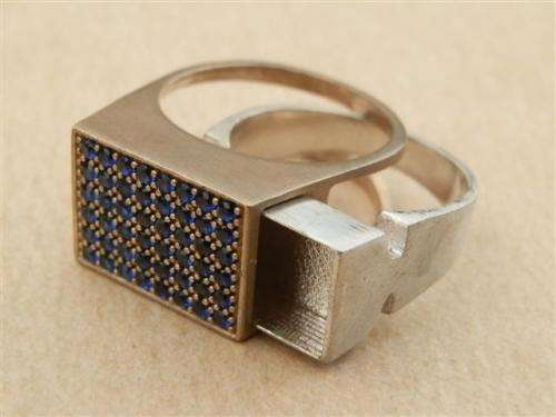 Impressive sterling silver blue sapphire gent's ring with a secret compartment - weight 9.68 g.