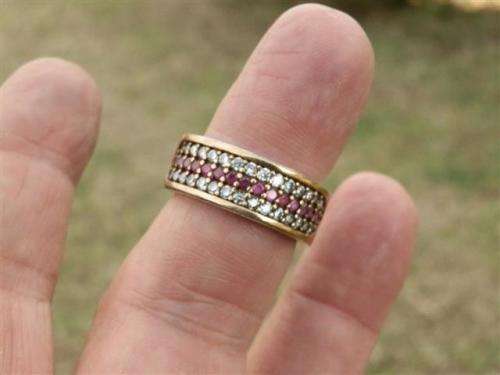 Dazzling sterling silver ruby ring - weight 8.12 g.