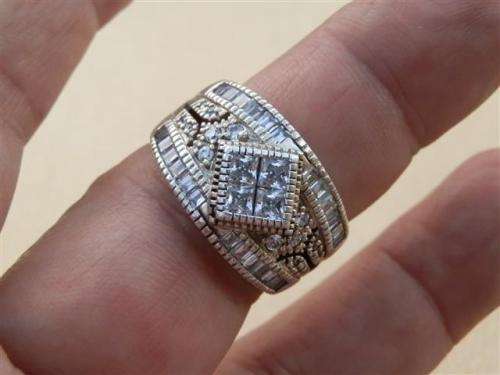 Sparkling solid sterling silver ring - weight 7 g.