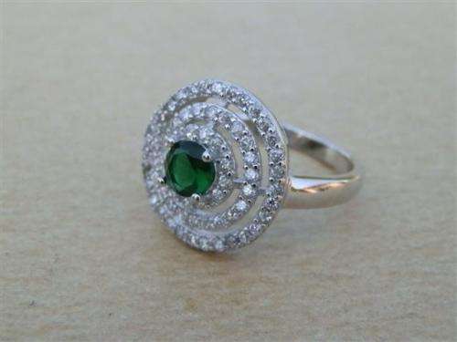 Sparkling solid sterling silver ring - weight 3.65 g.