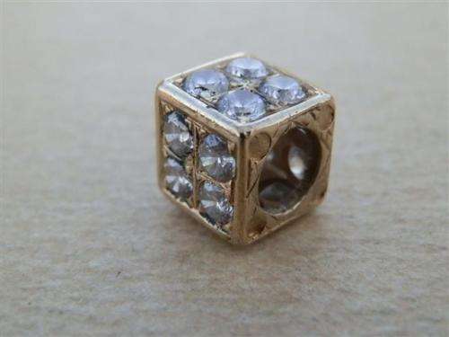 Sparkling solid 9 ct gold pendant - weight 2.48 g.