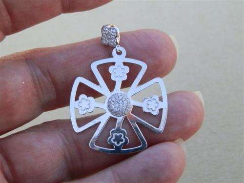 Astonishing solid sterling silver pendant with clear stones - weight 1.88 g.