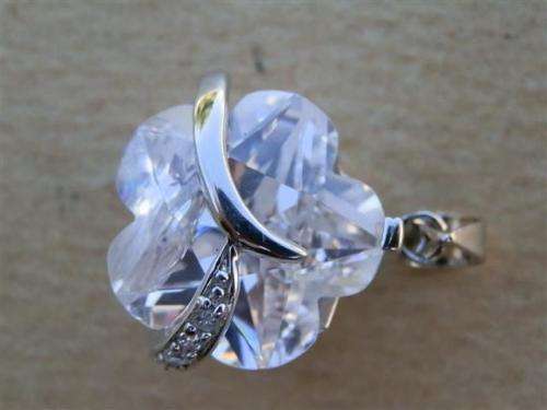 Sparkling solid sterling silver pendant - weight 7.10 g.