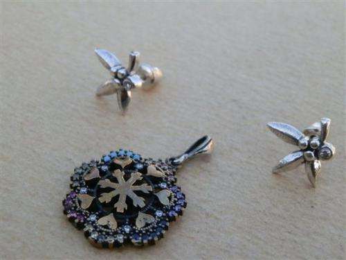 Awesome sterling silver pendant and earring combo - weight 6.54 g.