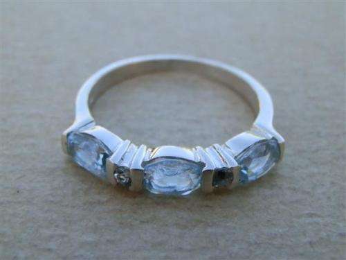 Stunning solid sterling silver aquamarine and peridot ring - weight 2.47 g.