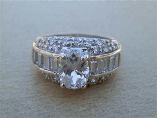 Spectacular solid sterling silver ring - weight 7.89 g.