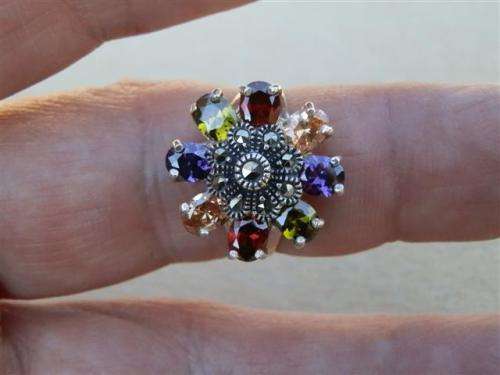 Exquisite solid sterling silver multi gem ring - weight 5 g.