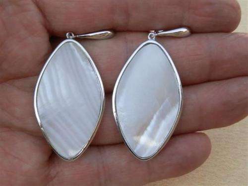 Lovely solid sterling silver earrings - weight 10.46 g.