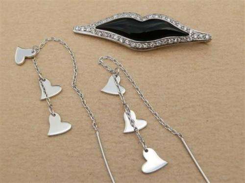 Elegant solid sterling silver pendant and earring combo - weight 8.16 g.