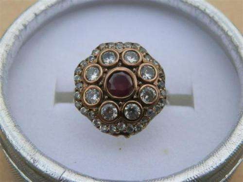 Stunning sterling silver ruby ring - weight 4.91 g.