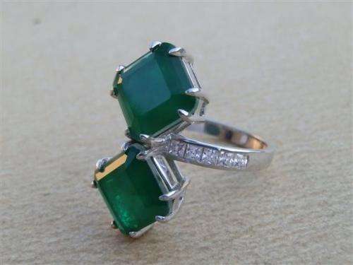 Fantastic solid sterling silver emerald ring - weight 5.87 g.