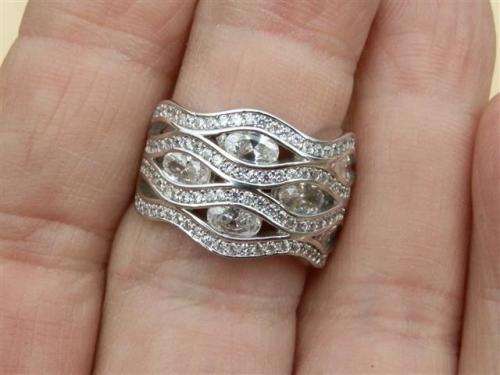 Sparkling solid sterling silver ring - weight 7.75 g.