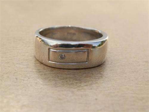 Solid sterling silver diamond ring - weight 7.86 g.