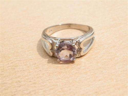 Lovely solid sterling silver amethyst ring - weight 4.21 g.