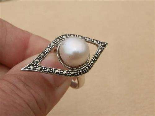 Marvelous solid sterling silver real pearl ring - weight 6.30 g.
