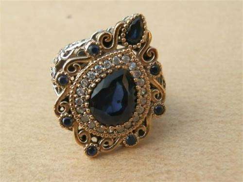 Stunning sterling silver blue sapphire ring - weight 8.18 g.