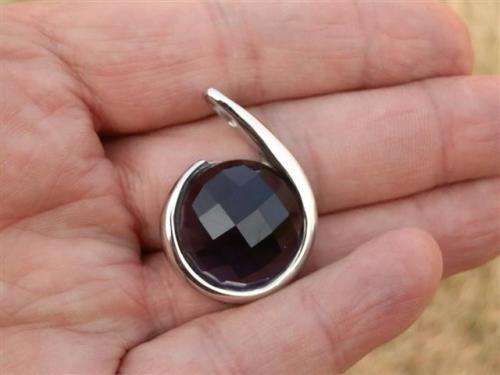 Lovely solid sterling silver amethyst pendant - weight 7.86 g.