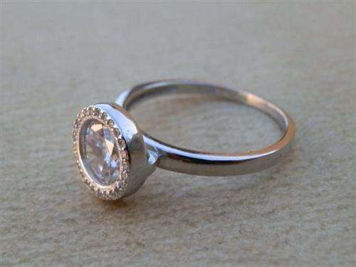 Sparkling solid sterling silver ring - weight 3.06 g.