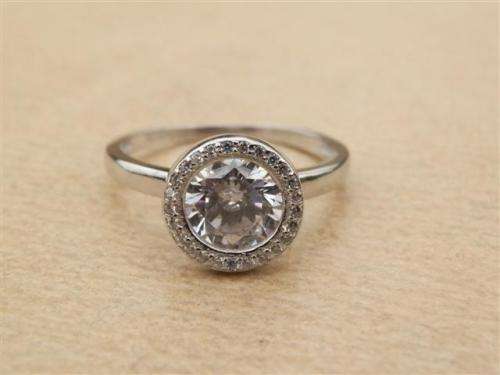 Sparkling solid sterling silver ring - weight 3.06 g.