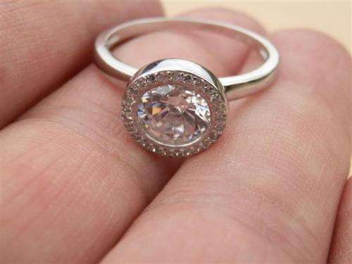 Sparkling solid sterling silver ring - weight 3.06 g.