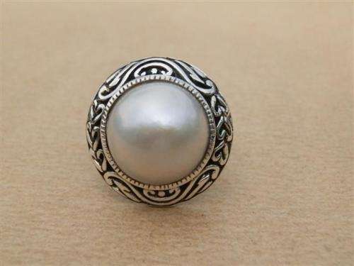 Stunning solid sterling silver real mabe ring - weight 8.34 g.