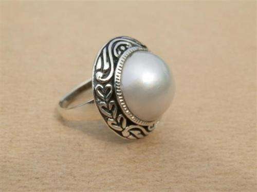 Stunning solid sterling silver real mabe ring - weight 8.34 g.