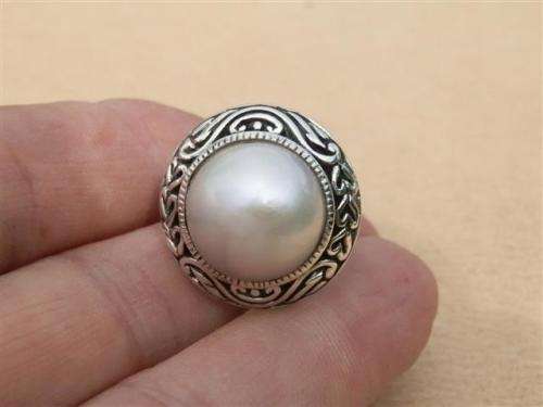 Stunning solid sterling silver real mabe ring - weight 8.34 g.