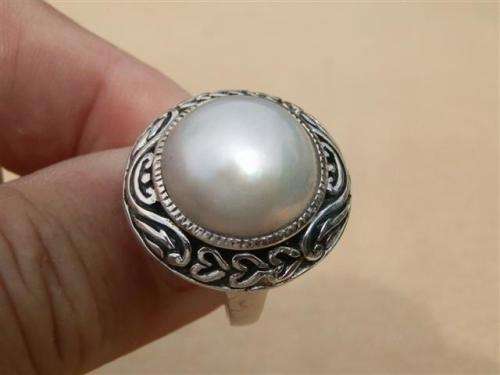 Stunning solid sterling silver real mabe ring - weight 8.34 g.
