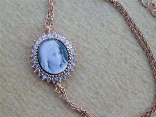 Charming solid sterling silver cameo bracelet - weight 2.69 g.