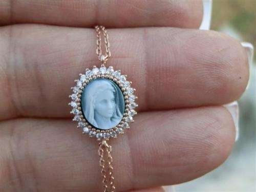 Charming solid sterling silver cameo bracelet - weight 2.69 g.