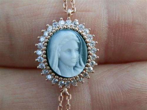 Charming solid sterling silver cameo bracelet - weight 2.69 g.