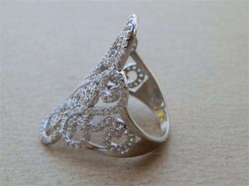 Magnificent solid sterling silver topaz fancy ring - weight 4.59 g.