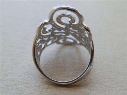 Magnificent solid sterling silver topaz fancy ring - weight 4.59 g.