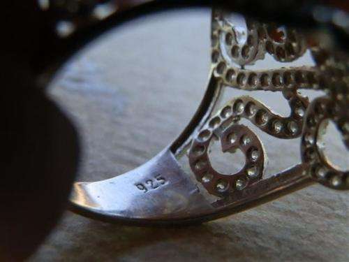 Magnificent solid sterling silver topaz fancy ring - weight 4.59 g.