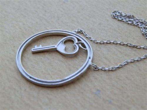 Stunning solid sterling silver necklace - weight 2.40 g.